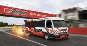 Un bus de course spectaculaire enchaîne les tours du mythique circuit de Bathurst