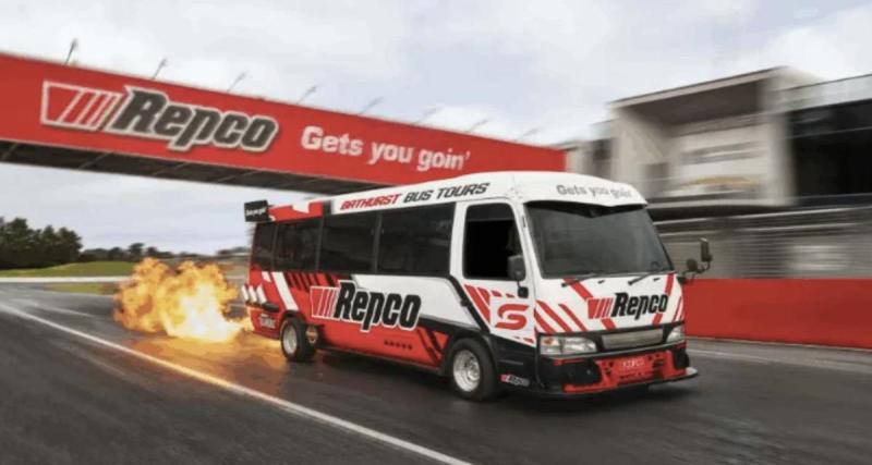 - Un bus de course spectaculaire enchaîne les tours du mythique circuit de Bathurst