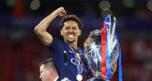 Marquinhos qui console Gabriel, l'émouvant câlin entre Vitinha et Pacho ... Au milieu de la fête avec les joueurs du PSG
