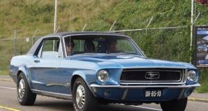 Une Tesla impliquée dans un choc frontal avec une Ford Mustang de 1968, le conducteur inculpé