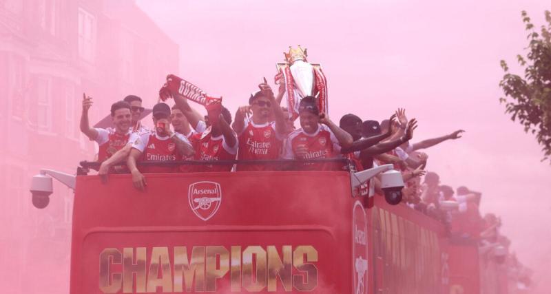  - Au lendemain de sa défaite, Arsenal entame sa parade et défile bien dans les rues de Londres