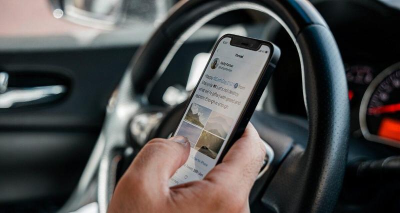 Insolite : elle se fait verbaliser pour téléphone au volant… alors qu’elle n’a pas de main (vidéo)