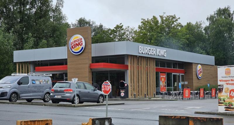 Ivre, il termine sa course sur le muret d’un fast-food et tente de redémarrer sa voiture en équilibre