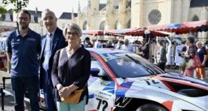 Un pilote des 24 Heures du Mans débarque sur le marché du village avec sa BMW M4 de course
