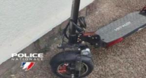 Elle percute une voiture en trottinette et se retrouve piégée sous le véhicule