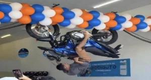 Un défi complètement fou pour une moto gratuite : tenir 10 minutes la tête en bas