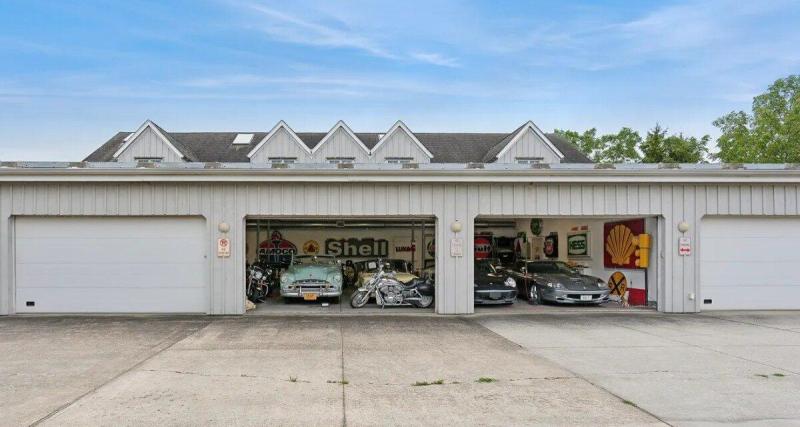 Cette maison est en vente... avec 41 voitures dans son garage !