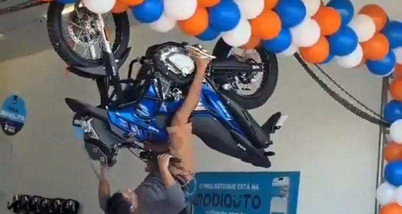  - Un défi complètement fou pour une moto gratuite : tenir 10 minutes la tête en bas