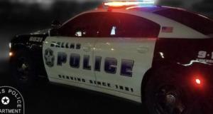 Menotté dans une voiture de police, le suspect s’échappe en conduisant le véhicule