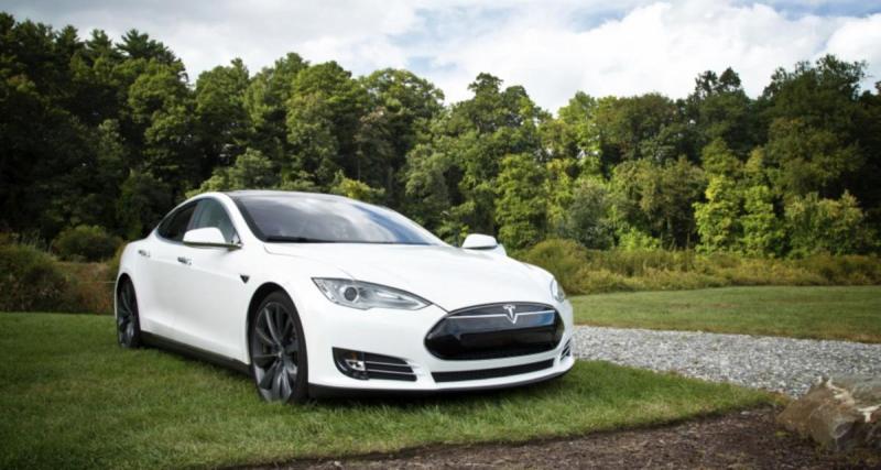  - Il achète une Tesla d'occasion... Le propriétaire continue de l'utiliser à distance