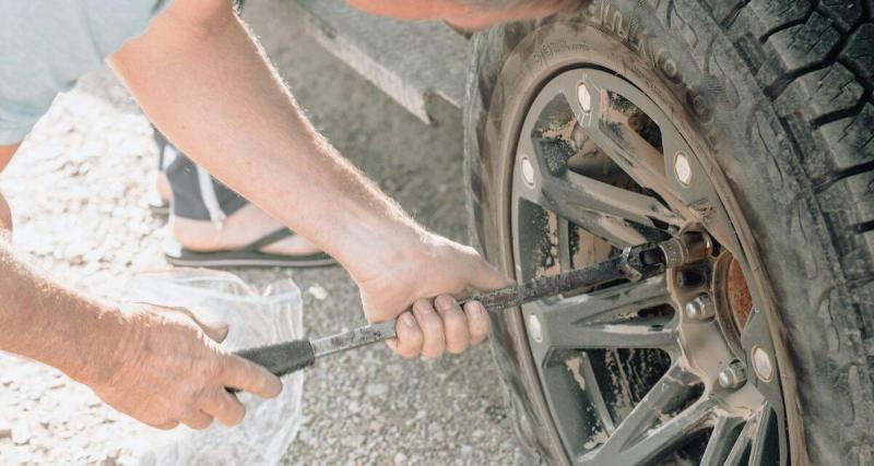  - Il n’a pas su changer une roue : le père de sa copine lui demande de le quitter !