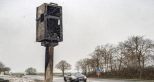 Ils l'ont brûlé, il est déjà de retour : le radar de la départementale reliant Vire à Granville flashe à nouveau les automobilistes