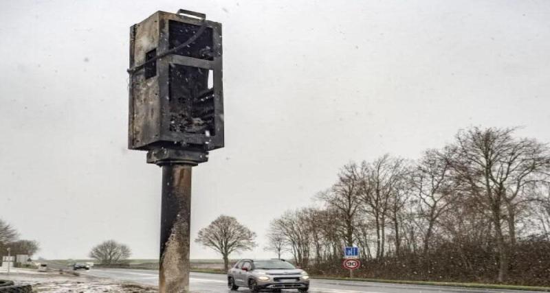Ils l'ont brûlé, il est déjà de retour : le radar de la départementale reliant Vire à Granville flashe à nouveau les automobilistes