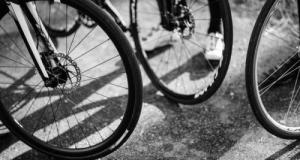 Condamné à 5 ans de suspension de permis, cet ex-double champion du monde de cyclisme roule quand même avec ses enfants dans la voiture