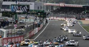 Aux 24 Heures du Mans, un pilote arrache un panneau publicitaire… et roule avec pendant plusieurs kilomètres