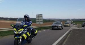 Flashé à 160 km/h sur une route limitée à 50 km/h : des excès de vitesse déroutants, les gendarmes et la municipalité s’alarment