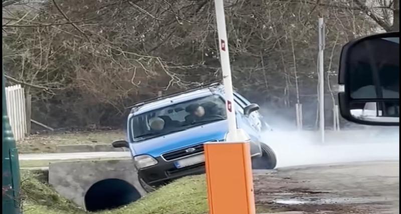  - Bloqué dans un ravin, ce papi détruit sa voiture en tentant de sortir de là… La fumée blanche n'est jamais bon signe