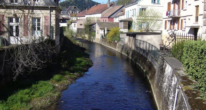  - Au volant d’une voiture prêtée par un ami, il finit sa course dans la rivière