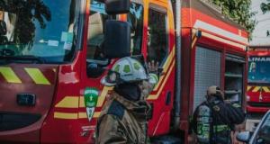 Un passant débranche une voiture électrique qui fumait… elle explose quelques minutes plus tard devant les pompiers