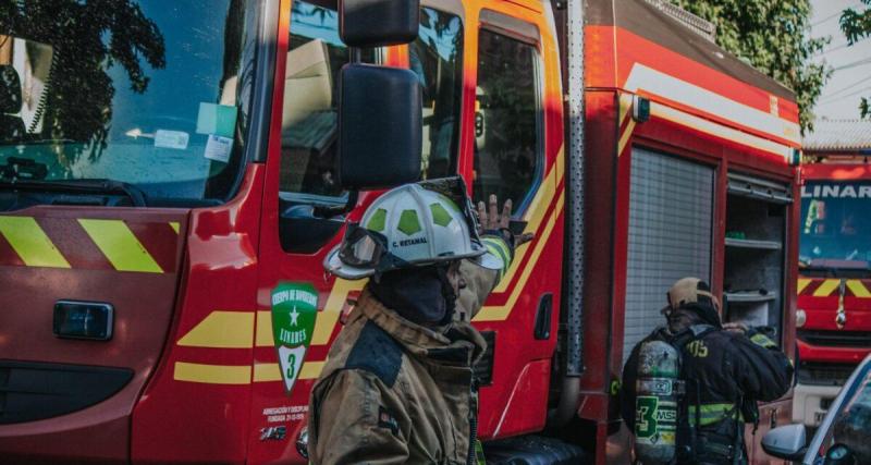 Un passant débranche une voiture électrique qui fumait… elle explose quelques minutes plus tard devant les pompiers