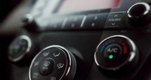 Une mère oublie sa fille de 20 mois en voiture plusieurs heures sous une forte chaleur : les secours alertés trop tard