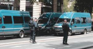 En pleine fuite devant la police sur l'A13, après un refus d'obtempérer, ils balancent par la fenêtre une kalachnikov bien chargée