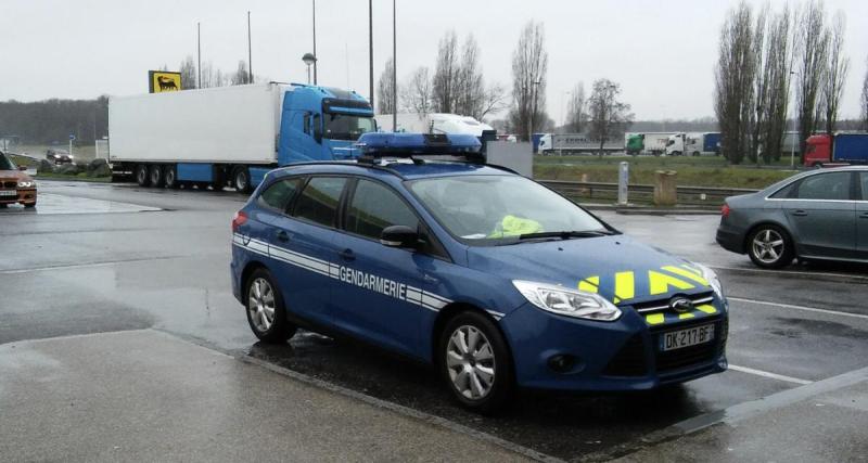 Totalement ivre, il percute une voiture de gendarmerie à l’arrêt