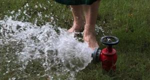 Ce délit que beaucoup ignorent en canicule : ouvrir une bouche à incendie vous expose à 75 000 € d'amende et 5 ans de prison