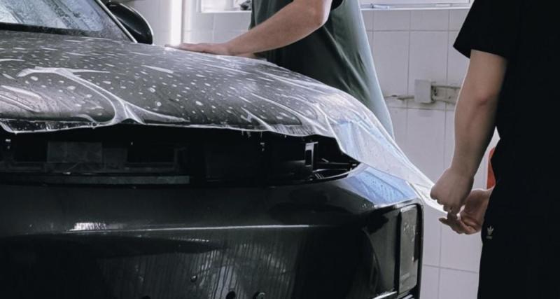 Il retire le covering de sa voiture... Et découvre une carrosserie massacrée