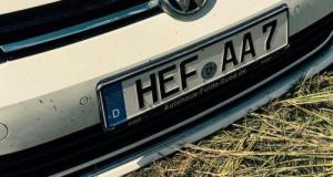 Traquée à cause de sa voiture, elle change ses plaques d'immatriculation pour fuir son ex, une histoire inédite