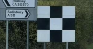 Un drôle de panneau à damier noir et blanc intrigue les automobilistes : le connaissez-vous ?