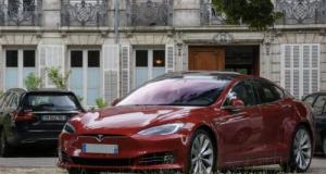 Par 43 °C, il transforme sa Tesla en chambre climatisée pour échapper à la canicule