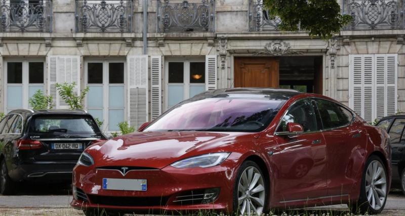 Par 43 °C, il transforme sa Tesla en chambre climatisée pour échapper à la canicule