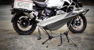 Cette chaise pliante pour motards, une révolution pour les voyages à moto ?