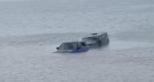 En tentant de sauver un utilitaire bloqué dans le sable, il coule son Range Rover
