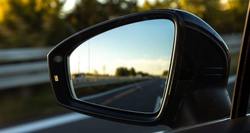 Un accès de rage en plein trafic : il arrache un rétroviseur après un dépassement… sans savoir à qui il avait affaire