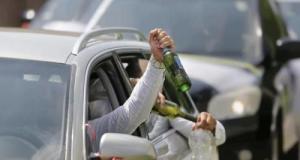 Apeurés par leur mère ivre au volant, deux enfants s’enferment dans une voiture à une station-service