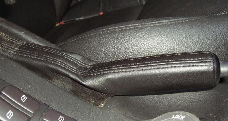  - Enfermé dans une voiture sous la chaleur, un fêtard desserre le frein à main pour attirer l’attention