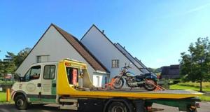 Un motocycliste fuit un contrôle routier à cause de ses gants… et finit devant le tribunal : sans permis, sans assurance, 6 mois de sursis