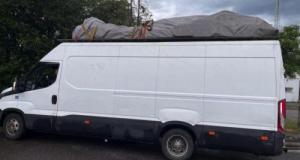 Partir en vacances sans laisser la moitié de vos affaires à la maison ? La gendarmerie dit non : elle stoppe une camionnette avec 2 tonnes de surcharge