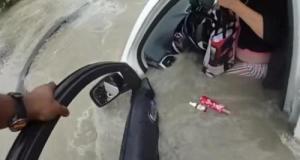 Une route s'effondre sous sa voiture et l'engloutit dans un gouffre rempli d'eau