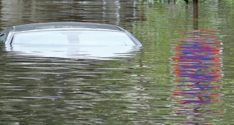 Une Citroën DS 21 de collection plonge dans l’eau après un oubli du frein à main