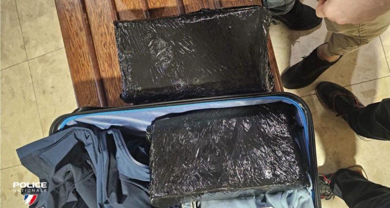  - Comportement suspect sur la route… les policiers ouvrent le coffre et tombent sur 59 kg de cannabis