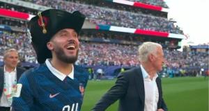 Paraguay-France : Cherki sort un chapeau de Napoléon pour fêter la qualification !