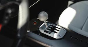 Après des années sans, Ferrari revient à la boîte manuelle… ou presque !