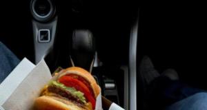 Flashé à 160 km/h en voulant acheter un cheeseburger… la raison de son interpellation interpelle