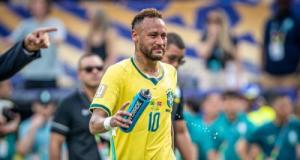 « Continue à jouer » : le bouleversant message du père de Neymar à son fils après l'élimination du Brésil