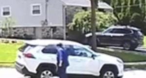 Elle jette son chiot de la voiture à seulement cinq minutes du refuge, sans savoir qu'une caméra filme toute la scène
