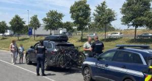 Un départ en vacances qui tourne mal : leurs vélos cachaient la plaque et les feux, les gendarmes les arrêtent immédiatement !