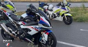 Il écrase l'accélérateur à 211 km/h en zone 90 et se fait prendre par la police : le retour de vacances sera long sans sa moto